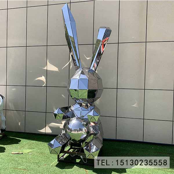 不锈钢镜面拼接兔子雕塑制作